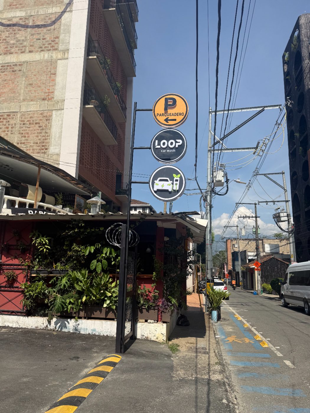 Letrero de entrada del parqueadero