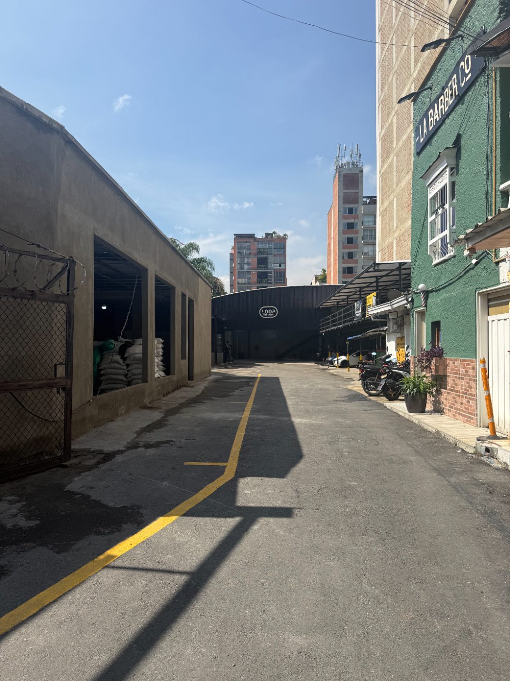 Vía de acceso al parqueadero